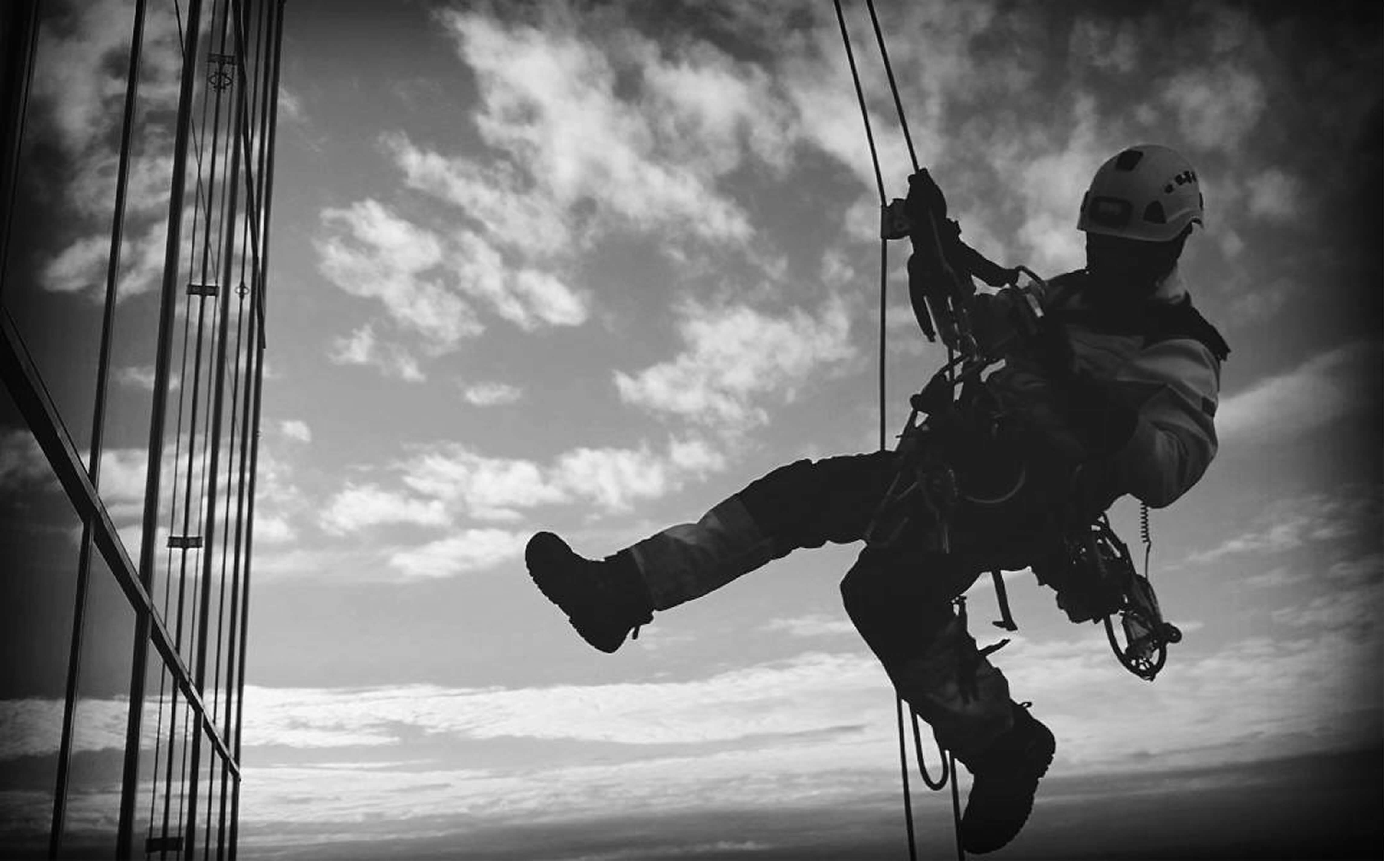 två personer inspekterar en skena