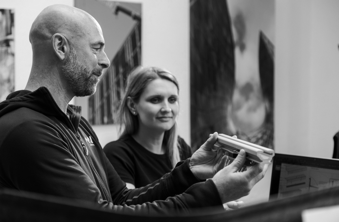 två personer inspekterar en skena